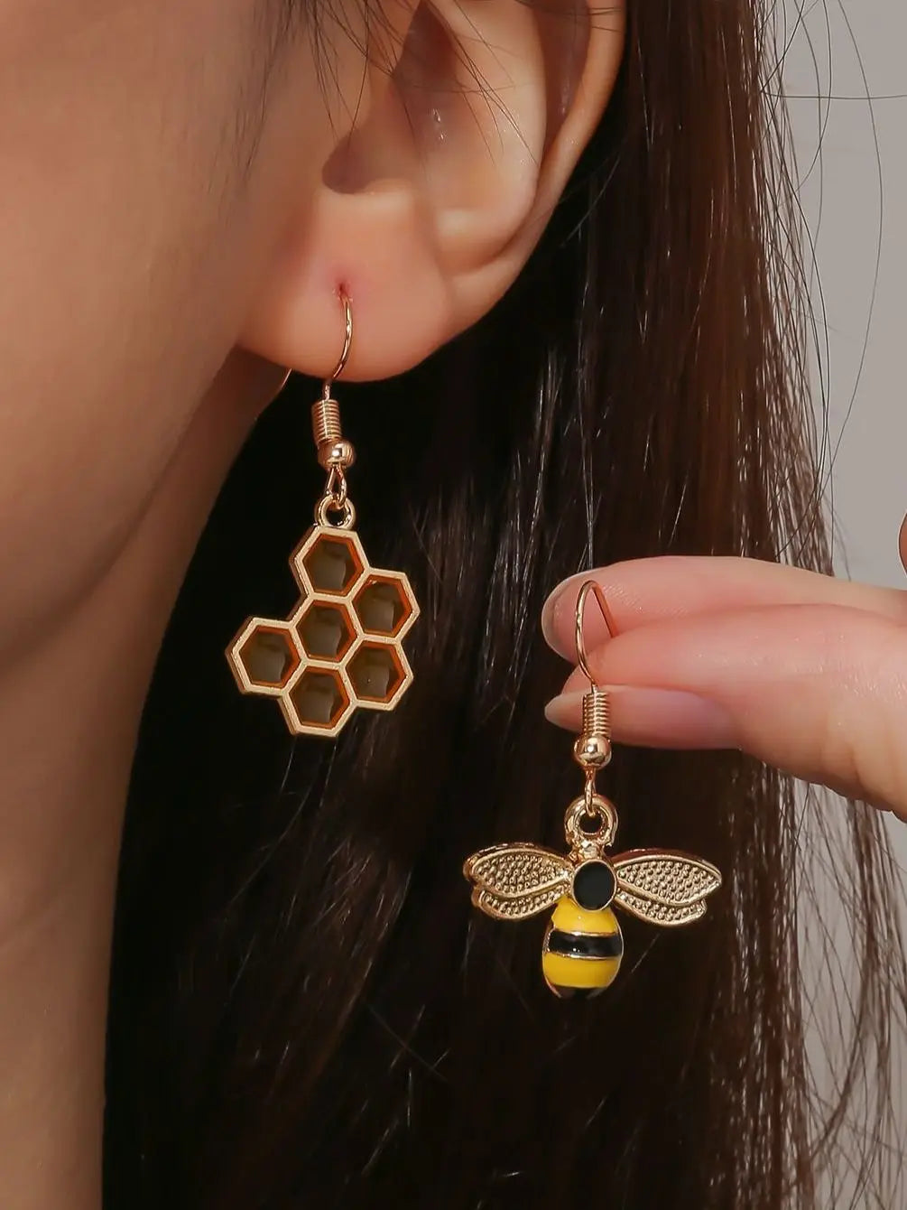 2 Pieces Insect Yellow Bee Earrings Women Simple Fashion Casual Pendant Bee Earrings
