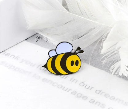 Cute Bee Flower Enamel Pin Funny Chrysanthemum Petal Brooch Women Jeans Coat Lapel Pin Badge Jewelry Gift for Friend New Arrival