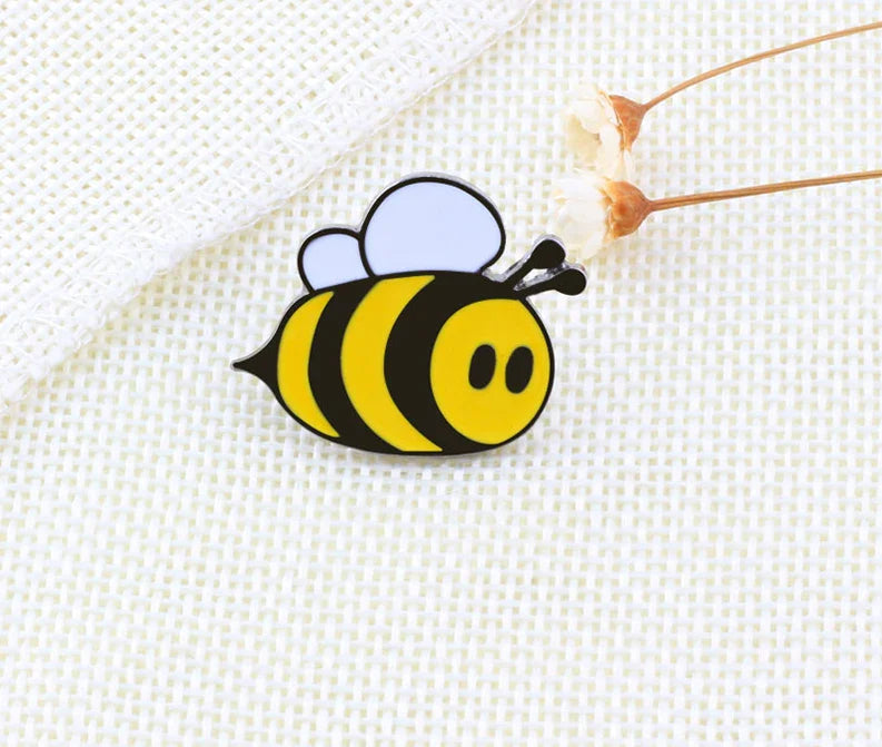 Cute Bee Flower Enamel Pin Funny Chrysanthemum Petal Brooch Women Jeans Coat Lapel Pin Badge Jewelry Gift for Friend New Arrival