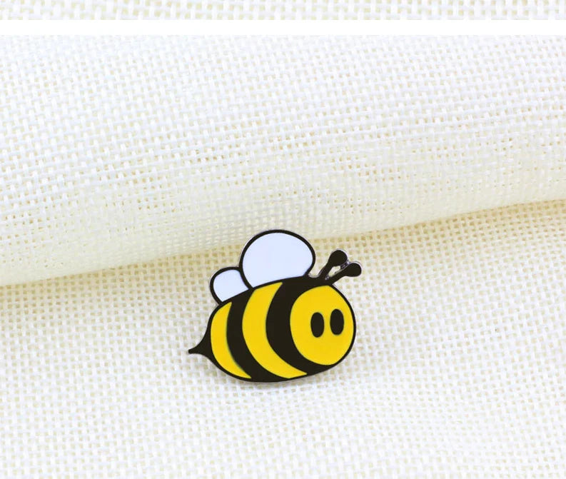 Cute Bee Flower Enamel Pin Funny Chrysanthemum Petal Brooch Women Jeans Coat Lapel Pin Badge Jewelry Gift for Friend New Arrival