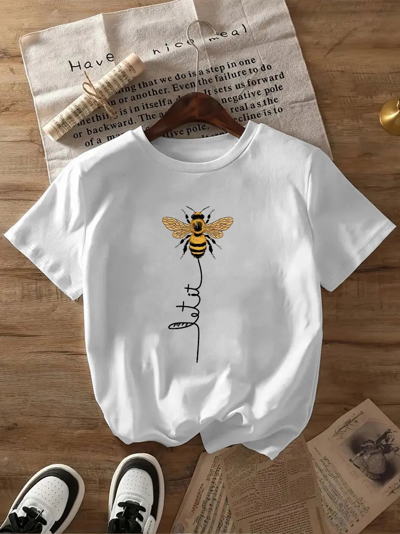 Bee Pattern Printed T-shirt for Summer Women Round Neck Short Sleeved Fashionable Casual Fashion Summer Woman Clothing