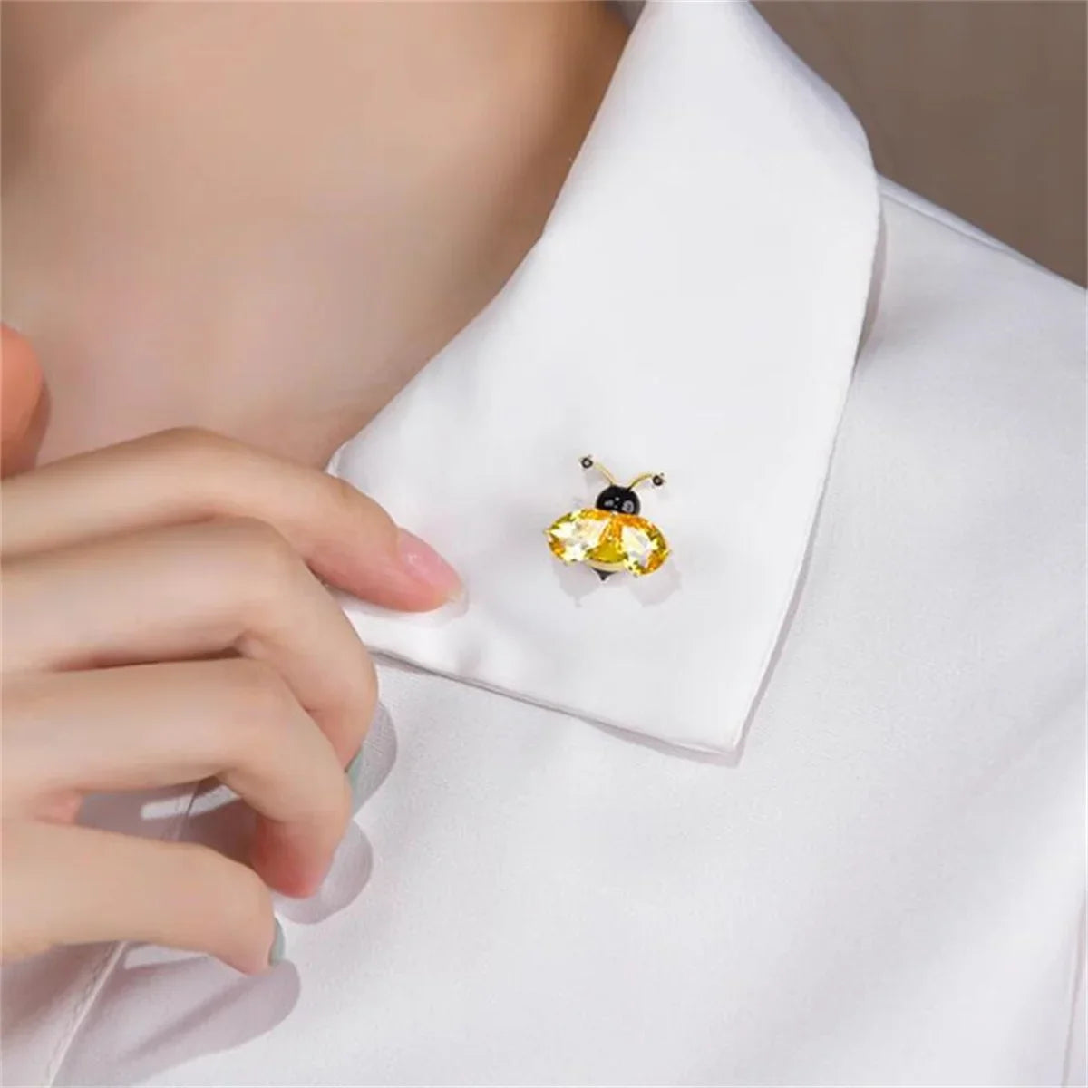 Bee Brooch Women's Fashionable And Exquisite Small Pin Suit Shirt Backpack Decoration Jewelry Party Birthday Gift 2024