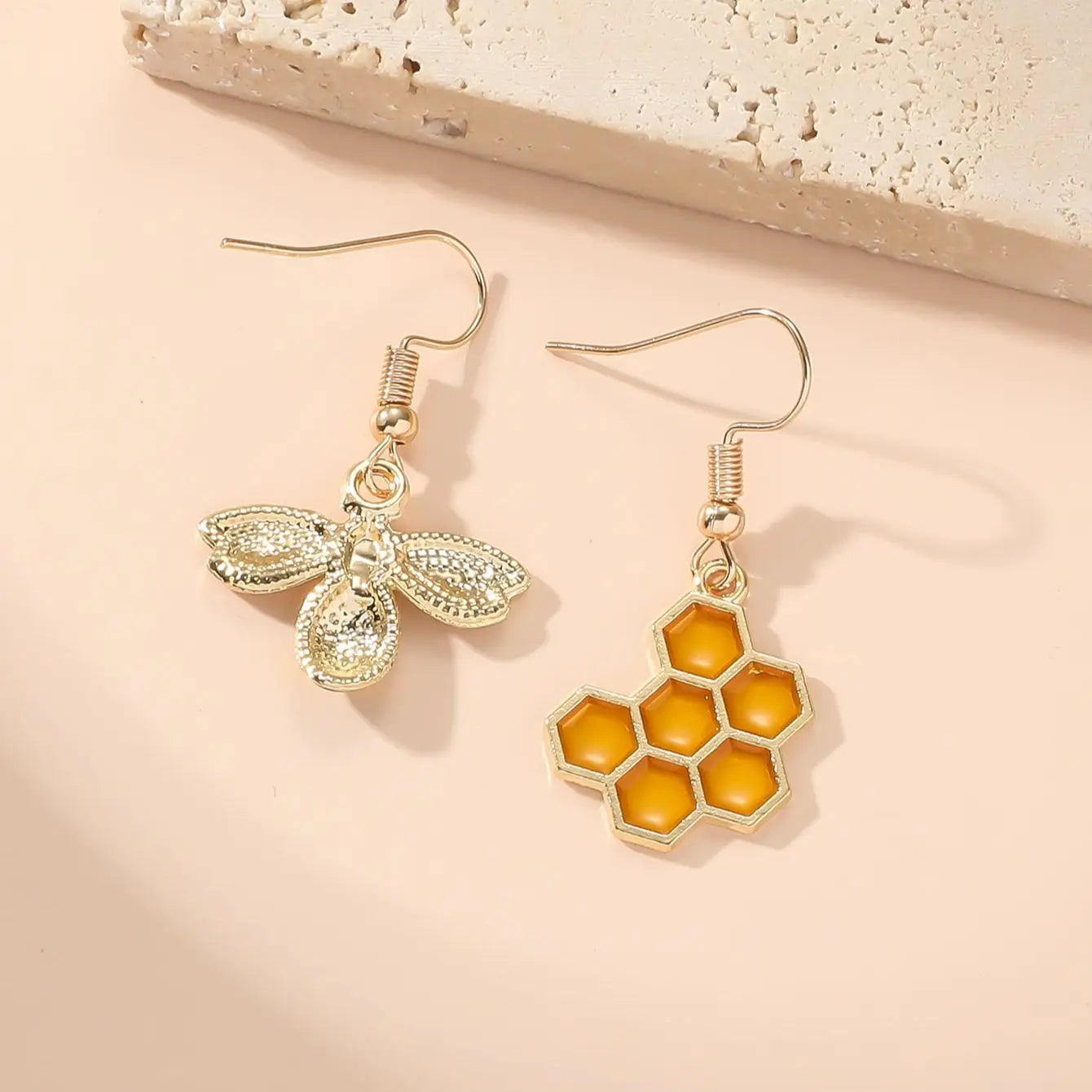 2 Pieces Insect Yellow Bee Earrings Women Simple Fashion Casual Pendant Bee Earrings