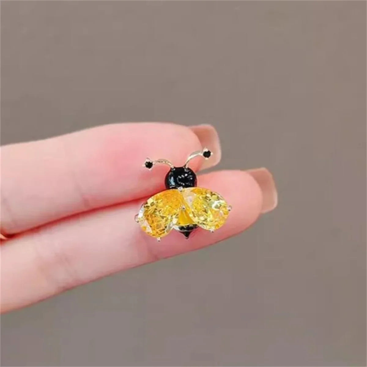 Bee Brooch Women's Fashionable And Exquisite Small Pin Suit Shirt Backpack Decoration Jewelry Party Birthday Gift 2024