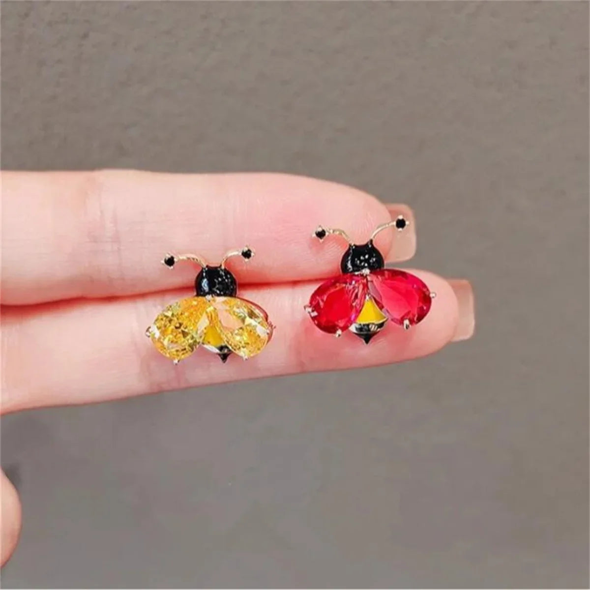 Bee Brooch Women's Fashionable And Exquisite Small Pin Suit Shirt Backpack Decoration Jewelry Party Birthday Gift 2024